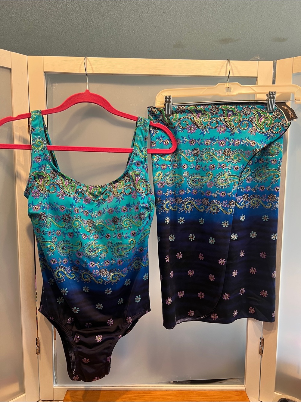Great lengths 1 pc swim suit multi blue paisley with tummy sash skirt sz10